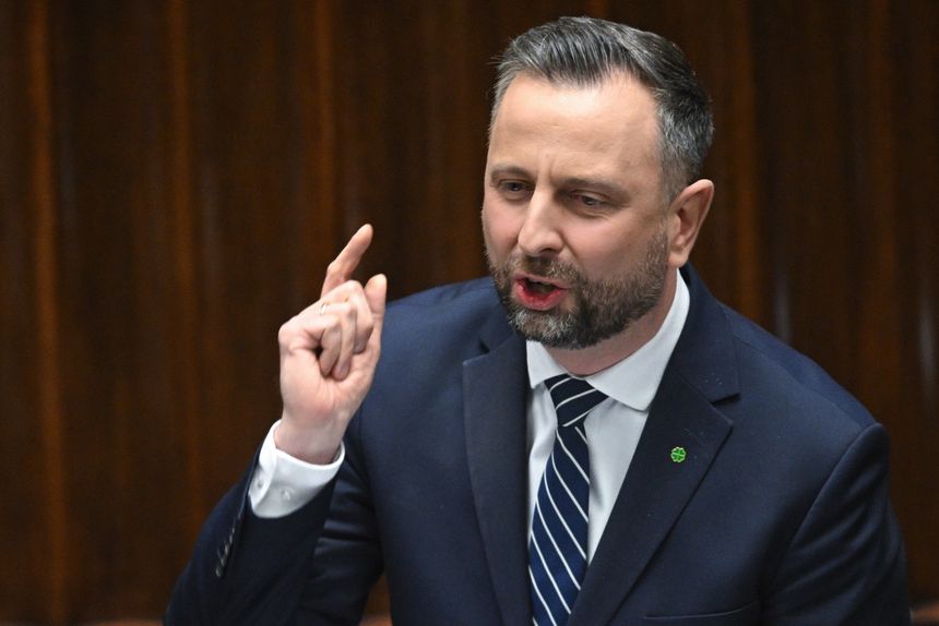 Szef MON uderza w PiS ws. SAFE