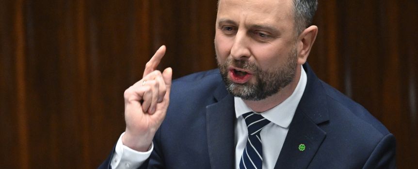 Szef MON uderza w PiS ws. SAFE