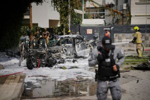 Podczas irańskiego ataku rakietowego na Tel Awiw doszło do kilku trafień, a w sobotę odłamki uszkodziły rezydencję amerykańskiego konsula w Jerozolimie – podały w niedzielę media izraelskie. 