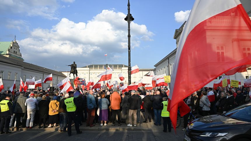 Manifestacja przed Pałacem Prezydenckim