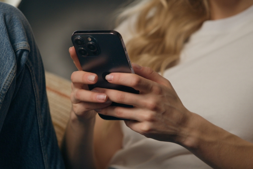 Kobieta trzyma telefon w dłoni
