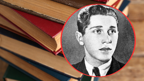 Zdjęcie przedstawia stos książek z czarno-białym portretem młodego mężczyzny w okrągłej ramce.