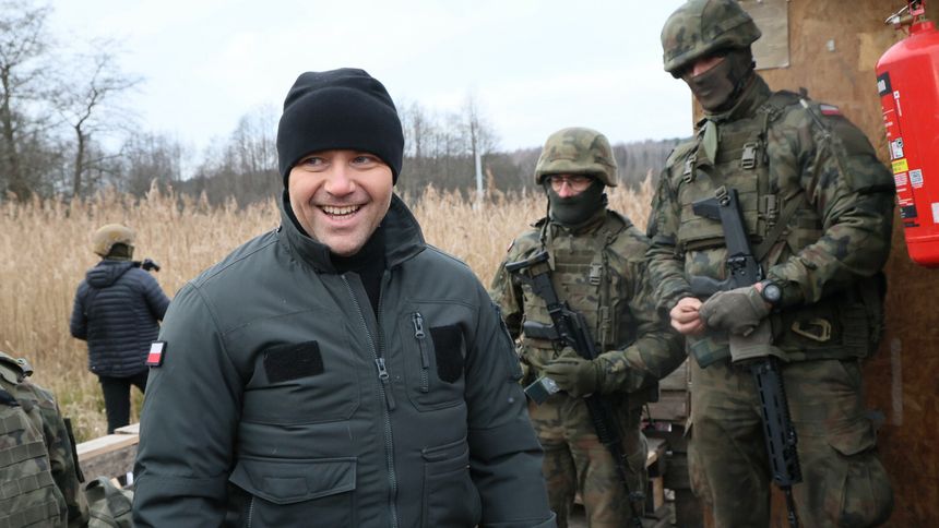 Prezydent Karol Nawrocki z żołnierzami i funkcjonariuszami Straży Granicznej