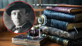 Zdjęcie przedstawia portret mężczyzny w kapeluszu oraz stos starych książek i przyborów piśmienniczych.