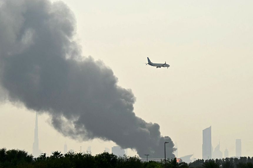 W Zjednoczonych Emiratach Arabskich doszło do ataków rakietowych i dronów. Incydent z udziałem drona wywołał pożar zbiornika paliwa w pobliżu lotniska w Dubaju.