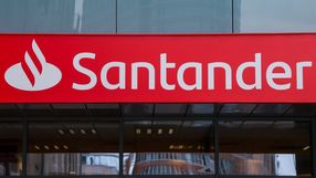 Logo Santander przy wejściu do banku