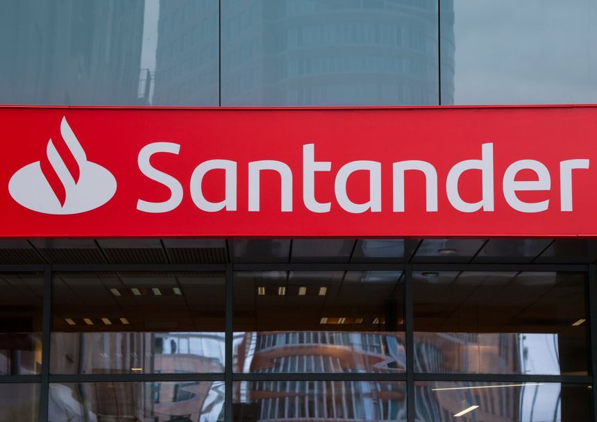 Logo Santander przy wejściu do banku