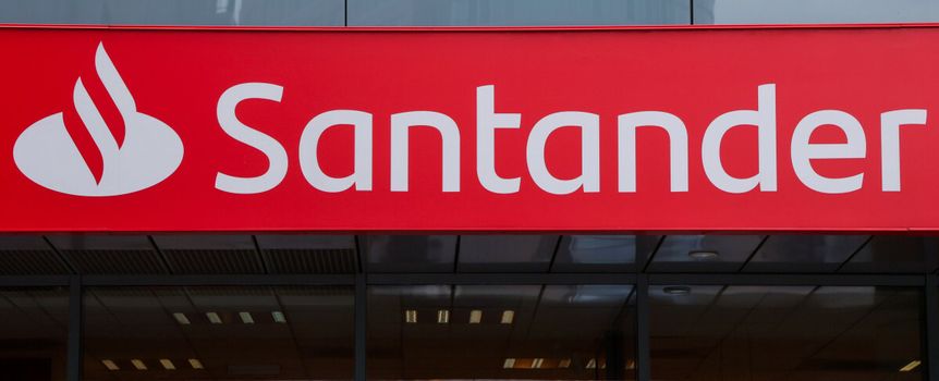 Logo Santander przy wejściu do banku