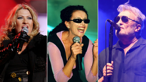 Trzy osoby śpiewające na scenie. Kobieta z mikrofonem w różnych strojach i stylach.