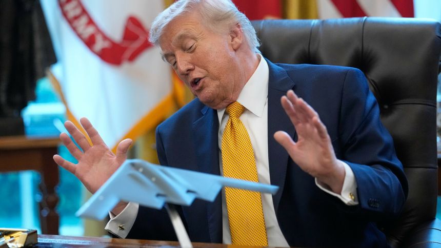 Donald Trump z modelem bombowca B-2