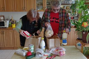 seniorzy po zakupach