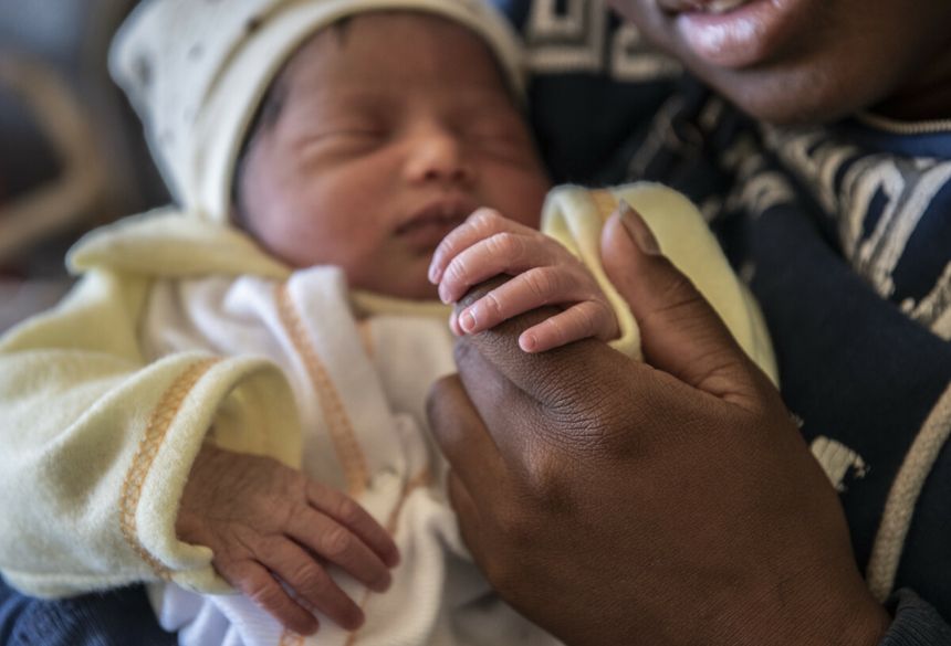 Noworodek w szpitalu w Antananarivo na Madagaskarze