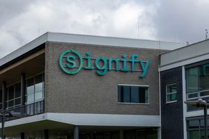 logo Signify na budynku firmy