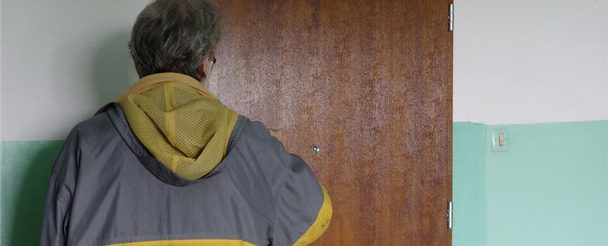 właściciel puka do nieuczciwego najemcy