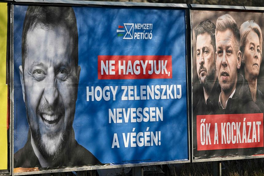 Po prawej billboard z napisem \