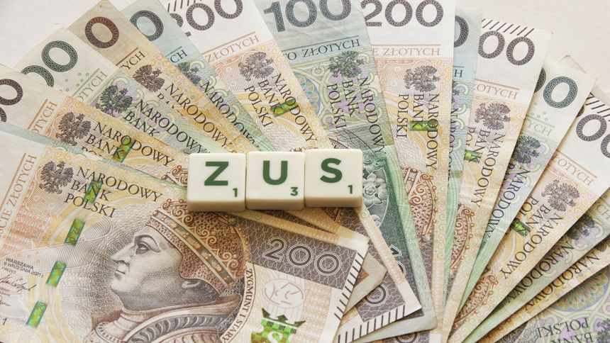napis ZUS, w tle pieniądze