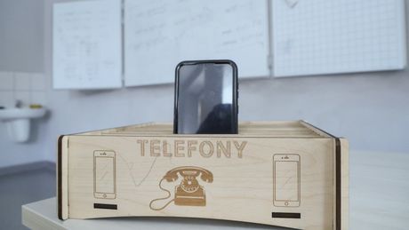 Skrzynka na telefony komórkowe w jednej z polskich szkół