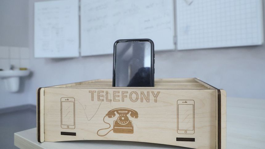 Skrzynka na telefony komórkowe w jednej z polskich szkół