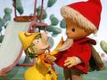 Dwoje animowanych postaci: dziewczynka w żółtej sukience i chłopiec w czerwonym ubraniu.