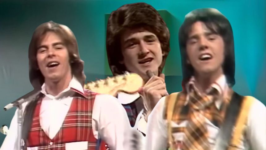 Trzej mężczyźni na scenie, śpiewający i trzymający instrumenty muzyczne.