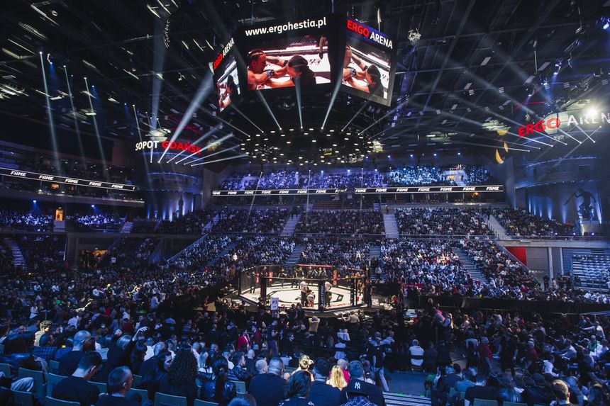 Widok na halę ERGO Arena, wypełnioną tłumem, podczas gali FAME MMA.