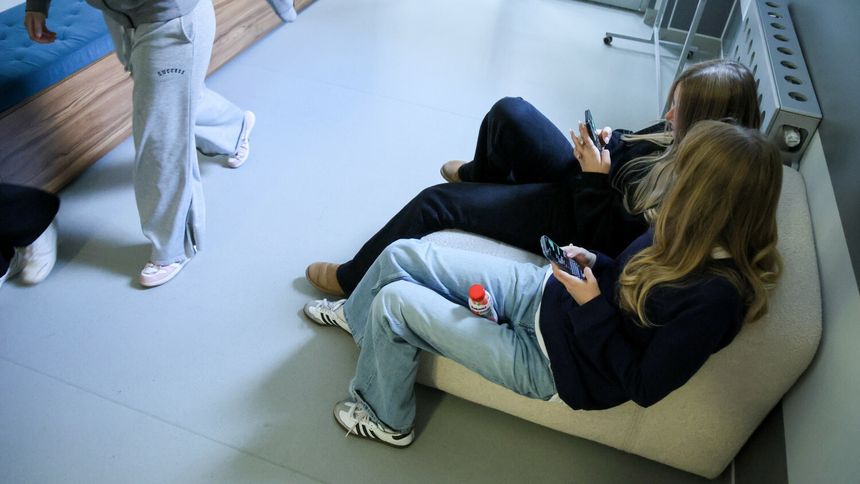 nastolatki wpatrzone w telefony