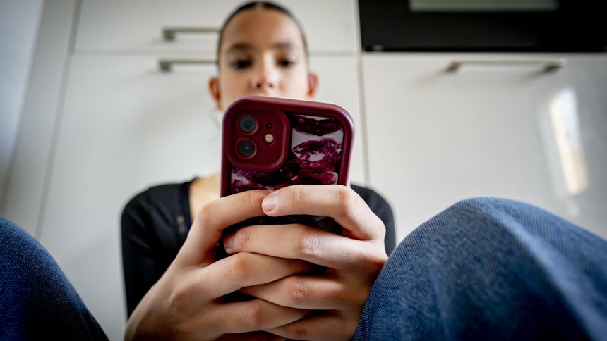 nastolatka korzystająca z social mediów