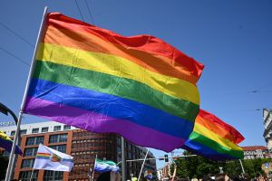 Flaga tęczowa na marszu równości