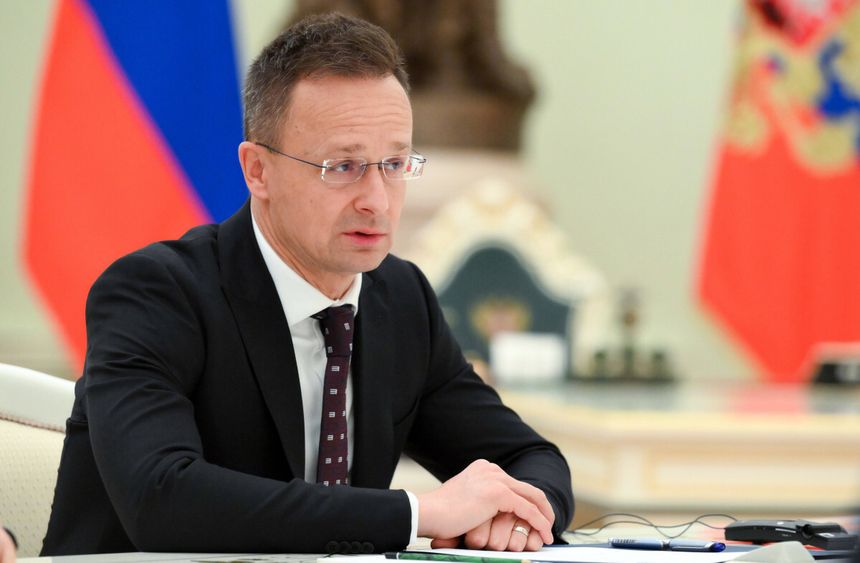 Szef węgierskiej dyplomacji Peter Szijjarto miał w trakcie unijnych spotkań kontaktować się telefonicznie z rosyjskim ministrem spraw zagranicznych Siergiejem Ławrowem i przekazywać mu informacje o przebiegu rozmów – poinformował amerykański dziennik „Washington Post”.