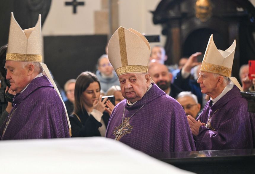 Kard. Kazimierz Nycz, abp Stanisław Dziwisz, abp Marek Jędraszewski podczas ingresu kardynała Grzegorza Rysia