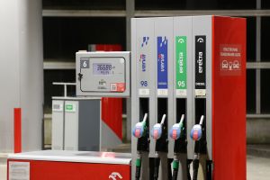 Stacja paliw z dystrybutorami: benzyna 95, 98, diesel.