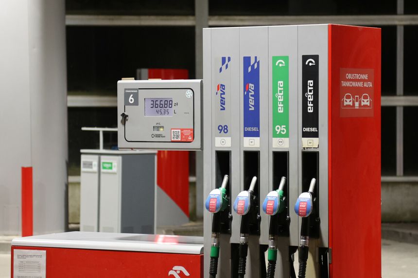 Stacja paliw z dystrybutorami: benzyna 95, 98, diesel.