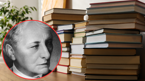 Na zdjęciu stos książek z profilem historycznej postaci. W tle widać rośliny w doniczce.