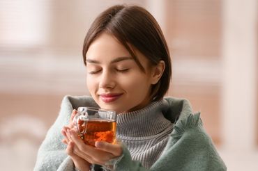 Kobieta pije herbatę - materiał poglądowy
