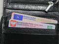 Portfel z dokumentami: dowodem osobistym i prawem jazdy, obie nieczytelne.