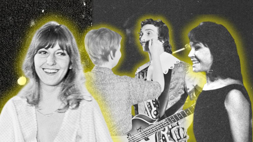 Na zdjęciu cztery osoby: uśmiechające się kobiety oraz mężczyzna przy grającym gitarze.