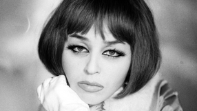 Zdjęcie przedstawia Kalinę Jędrusik w krótkich włosach, z charakterystycznym makijażem i delikatnym uśmiechem.