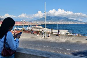 Władze Neapolu wydały zakaz podawania w restauracjach surowych owoców morza