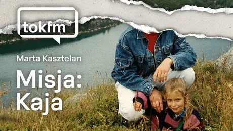 Na grafice dziewczynka siedząca w trawie na łące, obok niej mężczyzna, jego twarz wydarta ze zdjęcia  