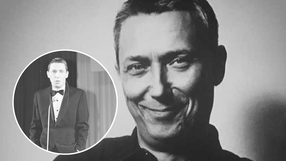 Uśmiechnięty mężczyzna w czarnym stroju, obok zdjęcie w smoking.