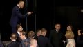 Karol Nawrocki rozmawiający z Mateuszem Półchłopkiem