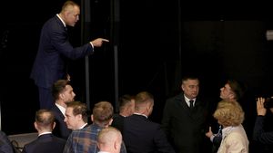 Karol Nawrocki rozmawiający z Mateuszem Półchłopkiem