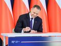 Karol Nawrocki podpisuje ustawę 