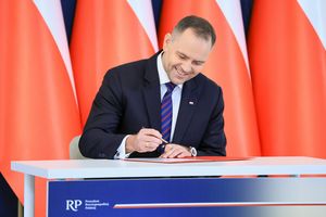 Karol Nawrocki podpisuje ustawę 