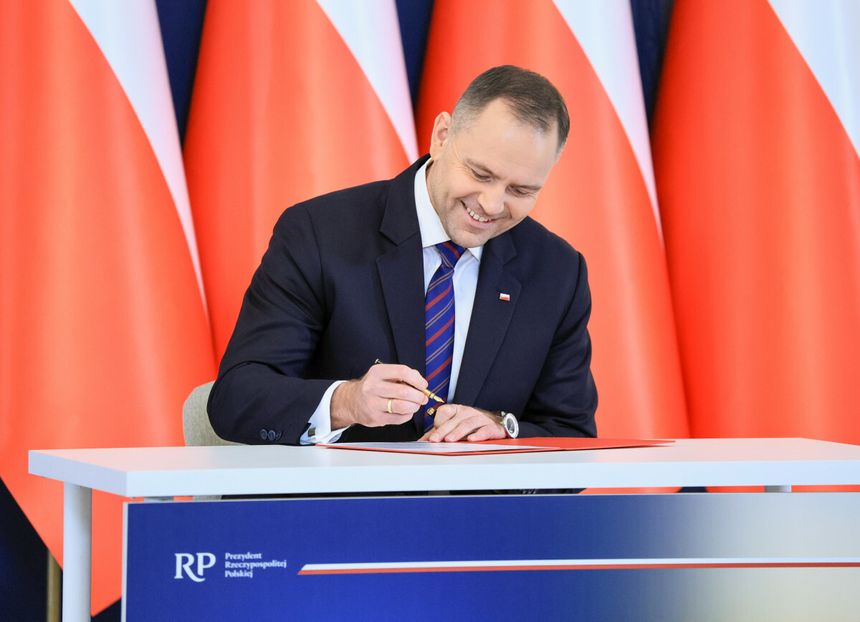 Karol Nawrocki podpisuje ustawę 