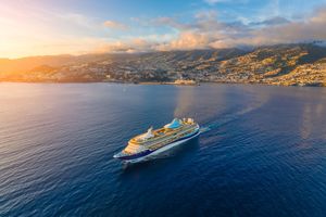 Statek rejsowy na morzu