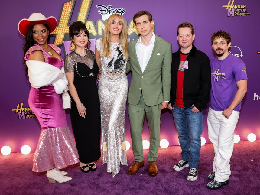 Obsada Hannah Montana na premierze odcinka specjalnego z okazji 20-lecia serialu
