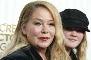 Na zdjęciu uśmiechnięta kobieta z blond włosami i dziewczyna w czapce. Tło z napisem 