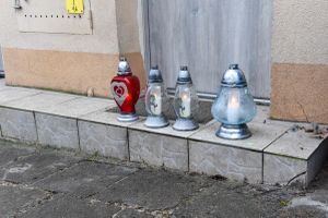 Znicze przed mieszkaniem w Chełmnie