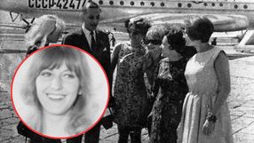 Na zdjęciu grupa sześciu osób w modnych strojach lat 60., na tle samolotu.